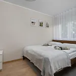 アパート Red In With Two Bedrooms And Desk For Remote Work By Renters ヴロツワフ
