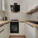 アパート Red In With Two Bedrooms And Desk For Remote Work By Renters ヴロツワフ