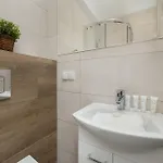 Red In With Two Bedrooms And Desk For Remote Work By Renters アパート *