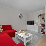 Red In With Two Bedrooms And Desk For Remote Work By Renters アパート *