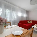 Red In With Two Bedrooms And Desk For Remote Work By Renters *