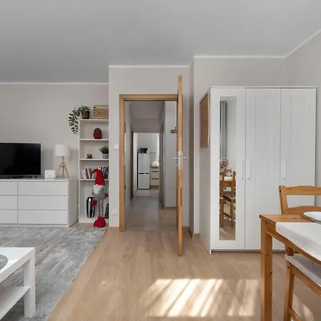 Red In With Two Bedrooms And Desk For Remote Work By Renters ורוצלב