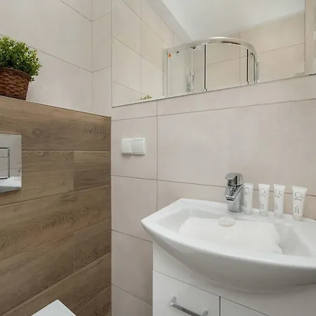 Red In Wroclaw With Two Bedrooms And Desk For Remote Work By Renters Appartement *