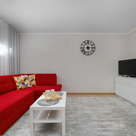 Red In Wroclaw With Two Bedrooms And Desk For Remote Work By Renters Appartement
