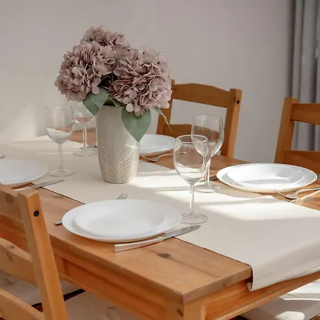 Appartement Red In With Two Bedrooms And Desk For Remote Work By Renters *