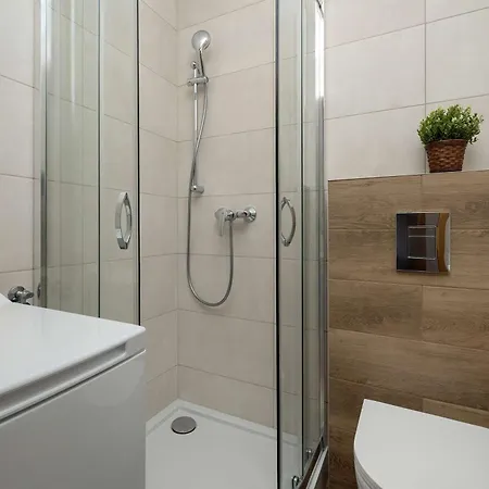 Red In Wroclaw With Two Bedrooms And Desk For Remote Work By Renters Appartement