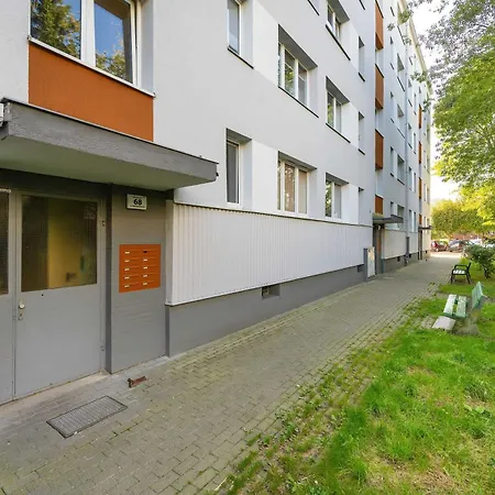 Appartement Red In With Two Bedrooms And Desk For Remote Work By Renters