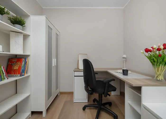 Red In Wroclaw With Two Bedrooms And Desk For Remote Work By Renters Apartmán
