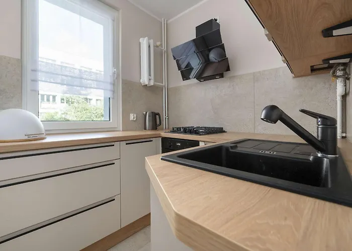 Red In Wroclaw With Two Bedrooms And Desk For Remote Work By Renters Vratislav