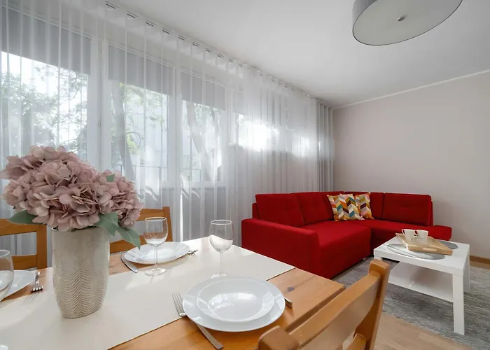 Red In With Two Bedrooms And Desk For Remote Work By Renters *