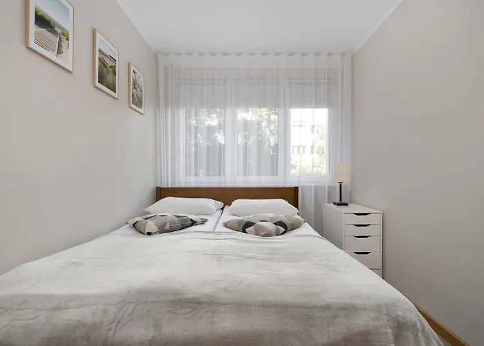 Red In With Two Bedrooms And Desk For Remote Work By Renters Appartement