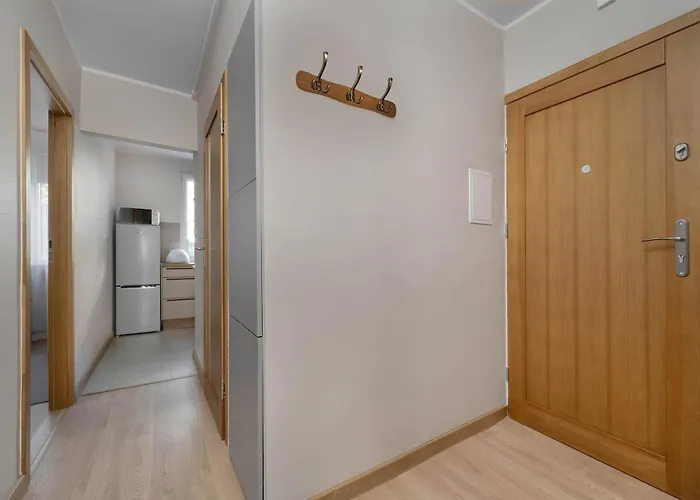 Red In Wroclaw With Two Bedrooms And Desk For Remote Work By Renters Apartmán Vratislav