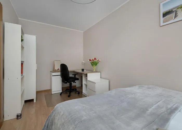 Red In Wroclaw With Two Bedrooms And Desk For Remote Work By Renters Apartmán