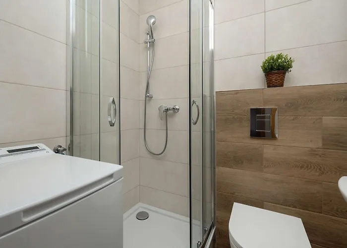 Red In With Two Bedrooms And Desk For Remote Work By Renters Appartement