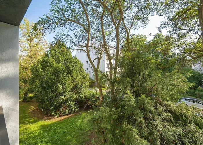 Red In Wroclaw With Two Bedrooms And Desk For Remote Work By Renters Apartmán Vratislav